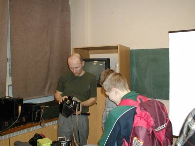 Doktor Havel a mladí zájemci o fotografování.